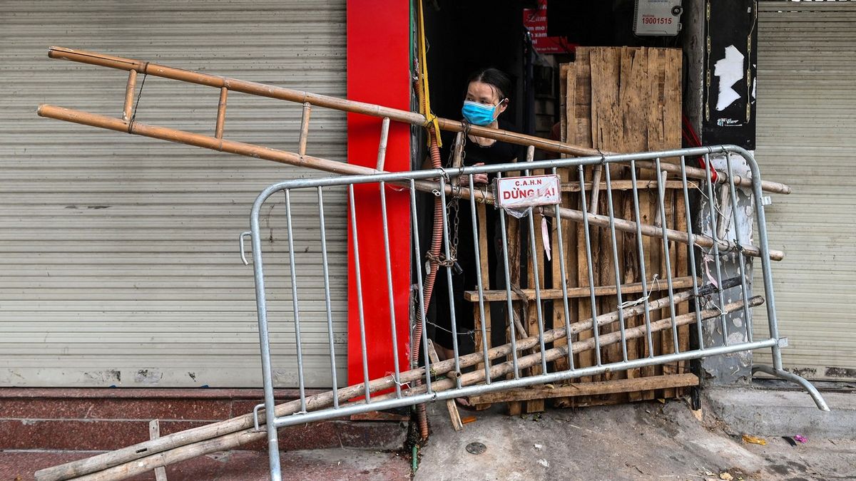 Fotky: Vietnam prožívá nejhorší vlnu pandemie, v ulicích rostou barikády